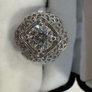 Custom Design 1 carat diamond ring with authentication.  One of a kind. 18k gold